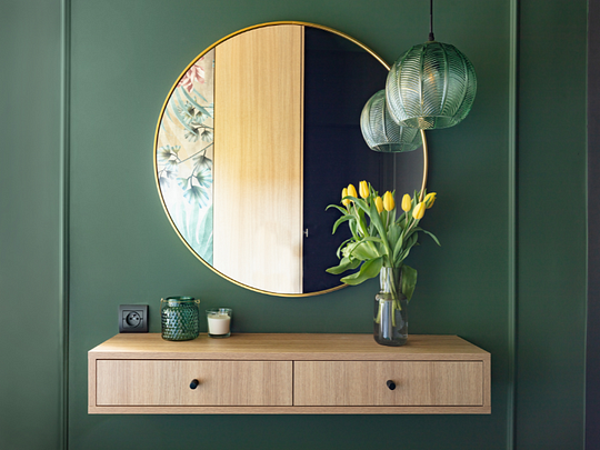 Get the Modern Yet Simple Iron Round Cosmetic Mirror